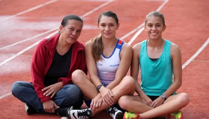  Andrea y Noelia Vargas, con su madre Dixiana Mena.