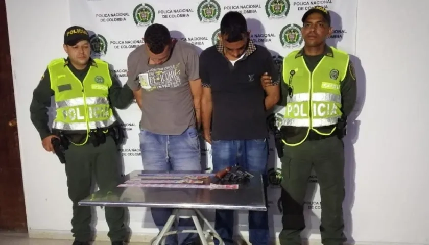 Los presuntos fleteros fueron perseguidos por motociclistas y capturados por la Policía.
