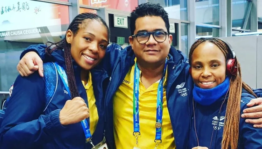 Alberto Torres, presidente de la Fecolbox, al lado de las medallistas de oro Jessica Caicedo e Ingrit Valencia. 