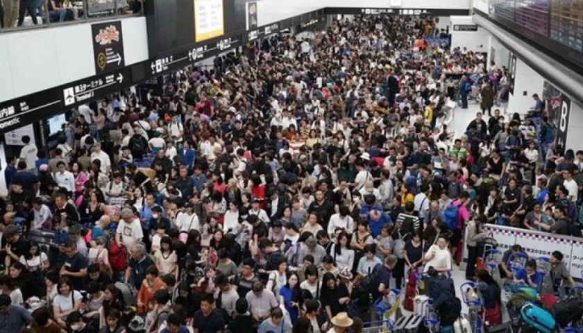 La agencia local de noticias Kyodo calcula que unas 17.000 personas quedaron retenidas en la terminal aérea por el tifón.