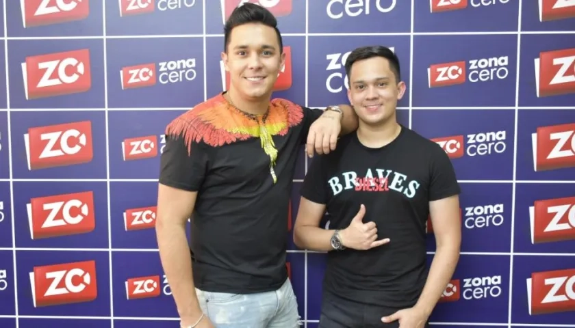 El cantante vallenato Jhon Mindiola y el acordeonero Camilo Carvajal.
