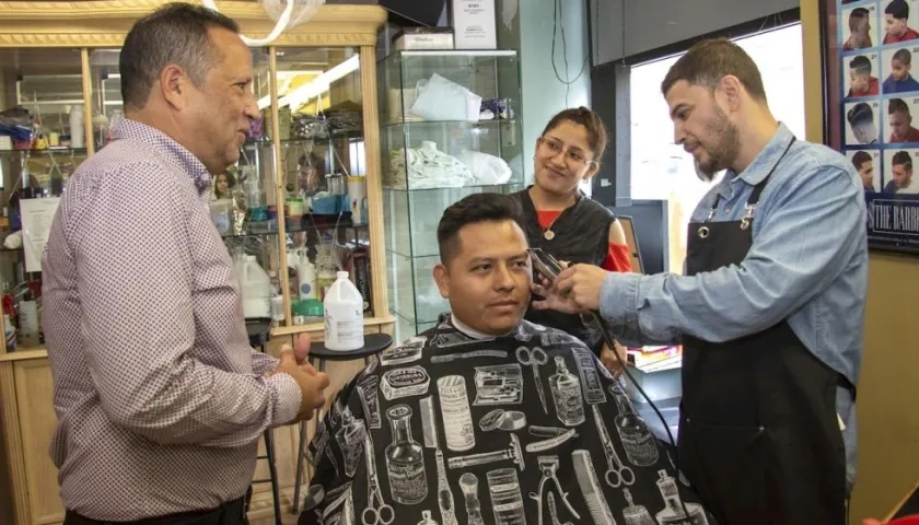 Los peluqueros de Nueva York ayudan a reconocer signos de problemas de salud mental y adicción en la comunidad latina.
