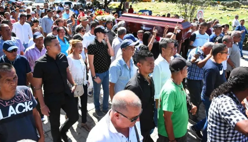 La multitud durante el sepelio de 'Chicho Pijuán'.