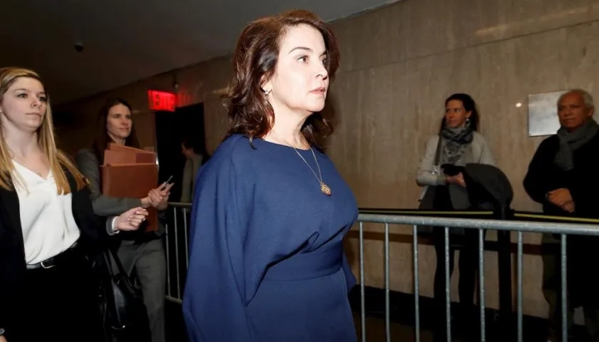 La actriz Annabella Sciorra llegando a testificar contra Harvey Weinstein en corte de Nueva York.