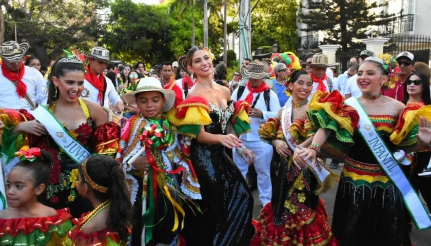 La Reina del Carnaval Isabella Chams junto a Reyes infantiles y capitanas del Country en el desfile.