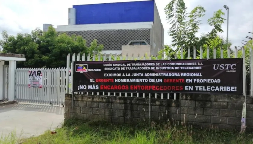 Pancartas de protesta de los trabajadores de Telecaribe.