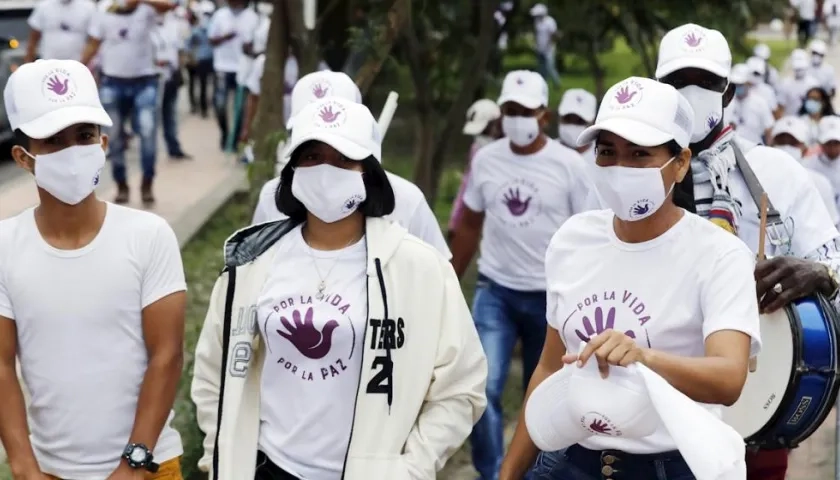 Exguerrilleros de las FARC caminan hoy por las calles de Quetame (Colombia). 