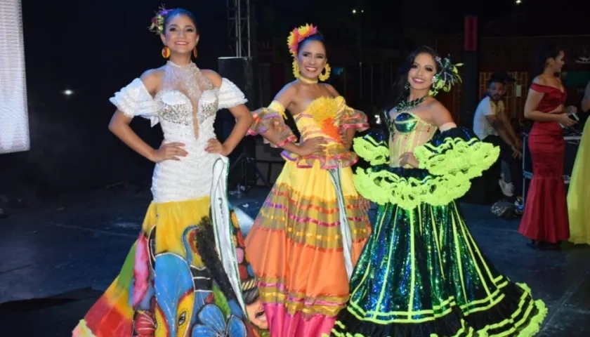 La Reina Departamental del Folclor Angie Santos (centro) junto a las dos finalistas del certamen.