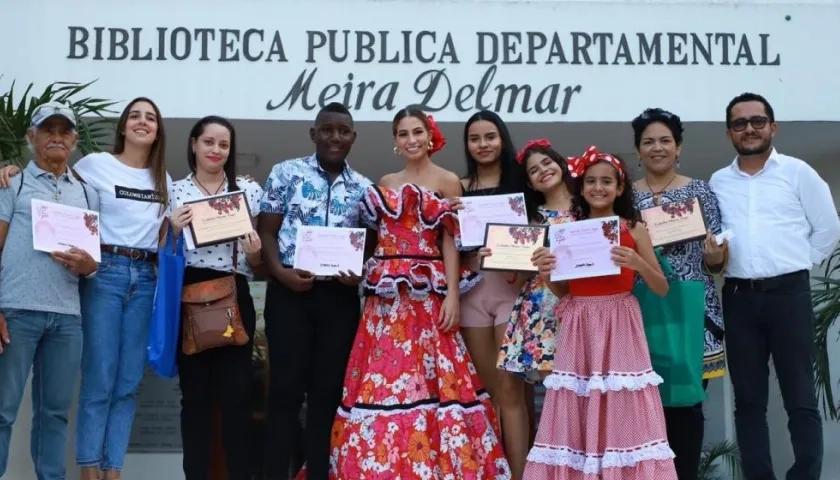 La Reina del Carnaval Isabella Chams junto a los ganadores del concurso.