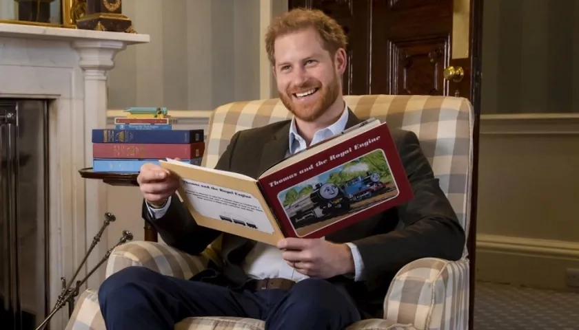 Fotografía cedida por Mattel del duque de Sussex con el libro "Thomas and the Royal engine".