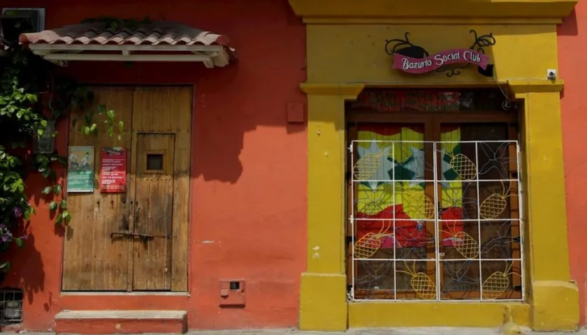Un bar cerrado, durante la pandemia de la COVID-19, en Cartagena de Indias