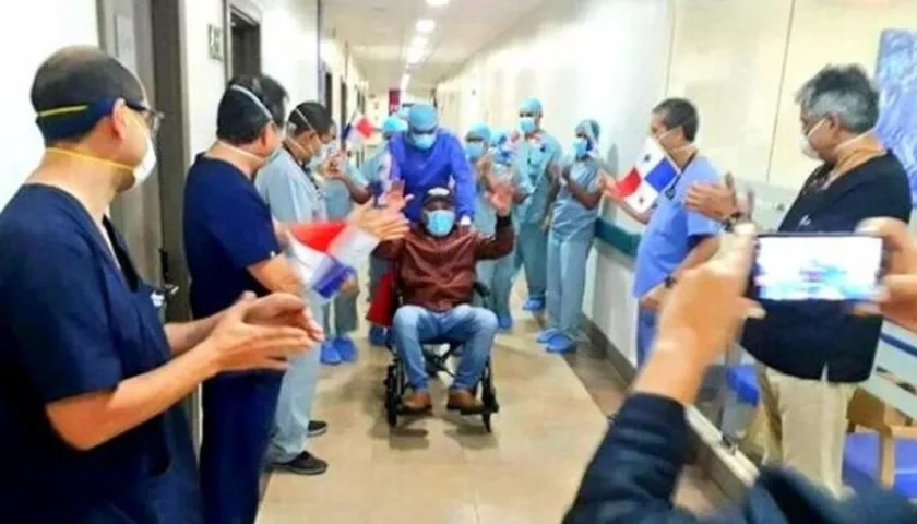 Así salió del hospital Roberto 'Mano de Piedra' Durán.