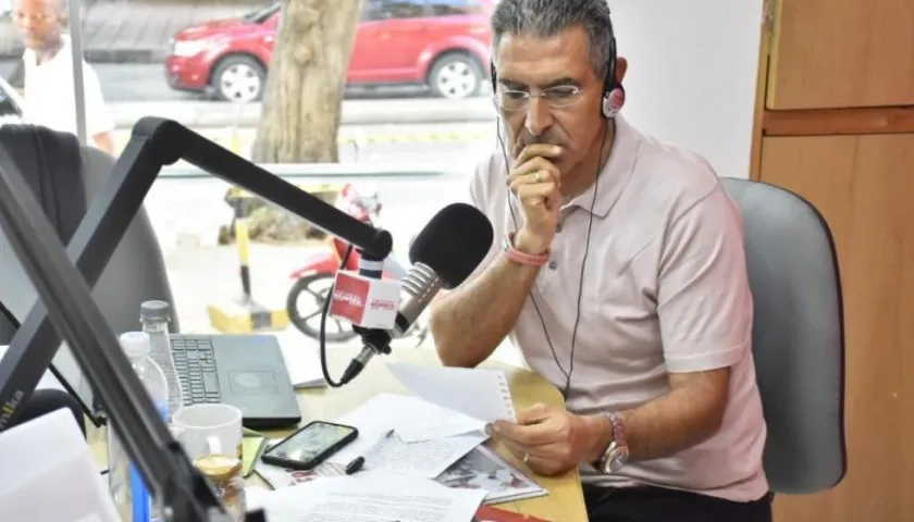 El periodista Jorge Cura, en plena emisión del Noticiero.