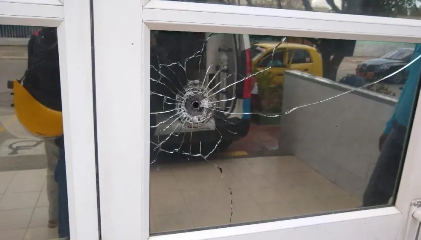 Impacto de bala en la puerta de urgencia de la Clínica La Victoria.