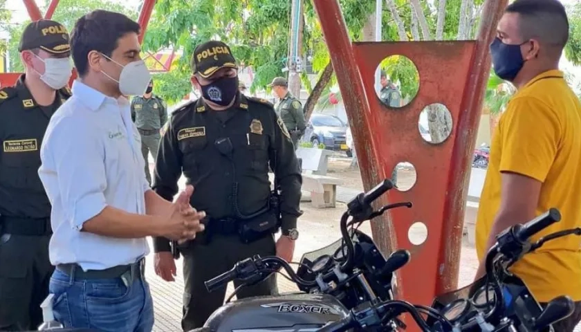 El Secretario del Interior, Carlos Peña Berdugo, entregando la moto a uno de los dueños.