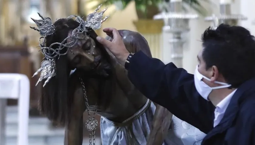 El Señor Caído de Monserrate en su peregrinación por Bogotá. 