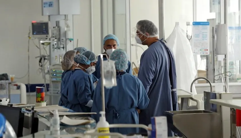 Una unidad de cuidados intensivos en Colombia, donde hacen esfuerzos por salvar vidas.