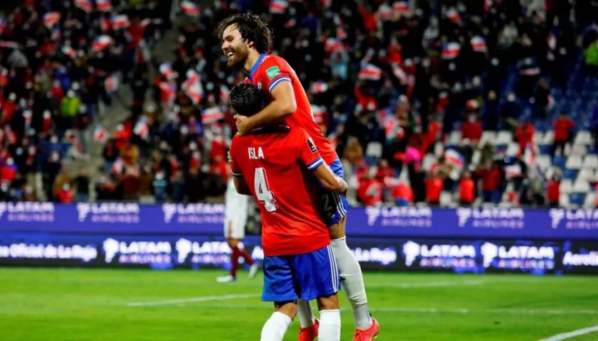  Ben Brereton (arriba) de Chile celebra un gol con Mauricio Isla.