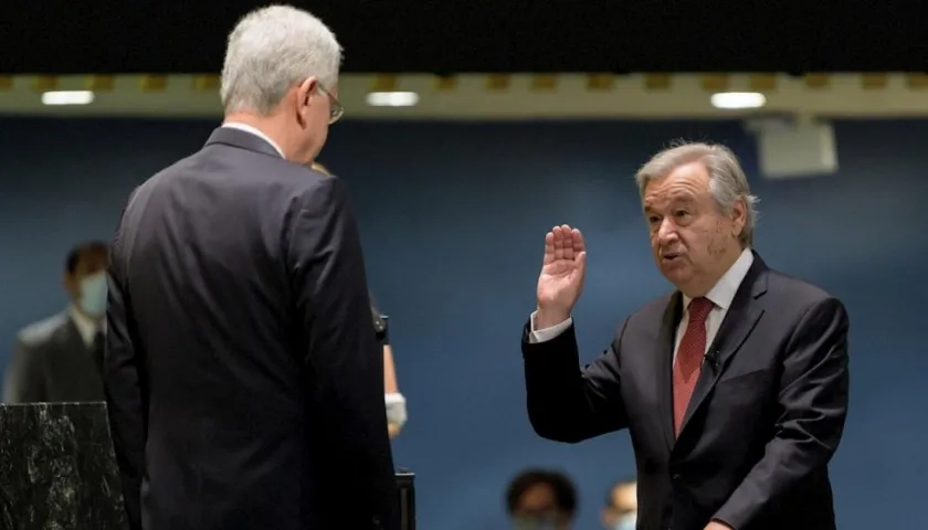 El portugués António Guterres (d) presta juramento para su segundo mandato como secretario general.
