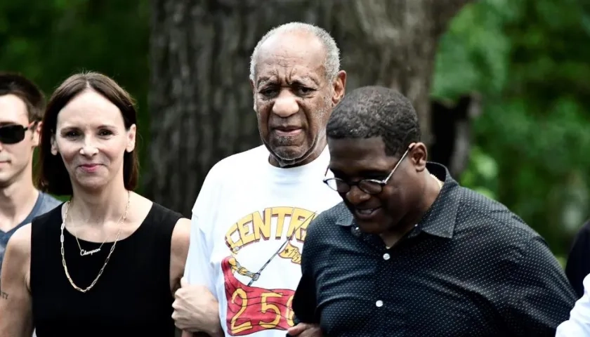 Bill Cosby saliendo de prisión