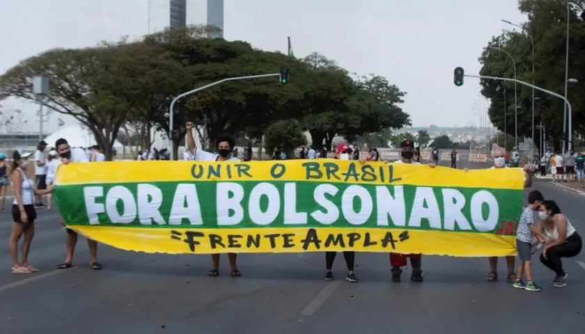 Ciudadanos protestan en las calles contra el Gobierno del presidente Jair Bolsonaro, hoy, en Brasilia (Brasil). 