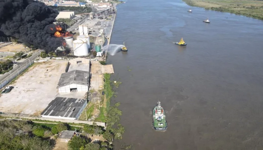 Vista aérea de la emergencia por el incendio en el puerto de Compas.