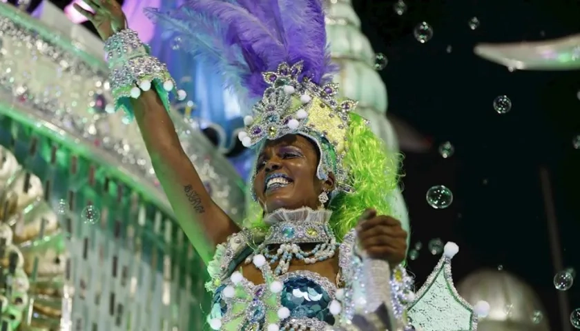Los integrantes de una escuela de samba desfilan en el sambódromo durante el carnaval 2020
