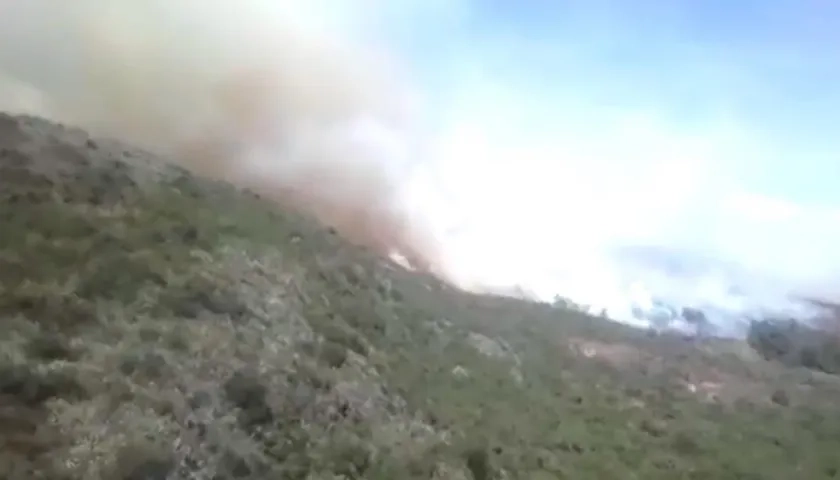 Grandes columnas de humo generadas por el incendio forestal.