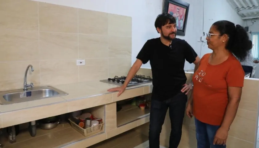 El alcalde Jaime Pumarejo en la nueva cocina de una beneficiaria del programa de mejoramiento de vivienda.