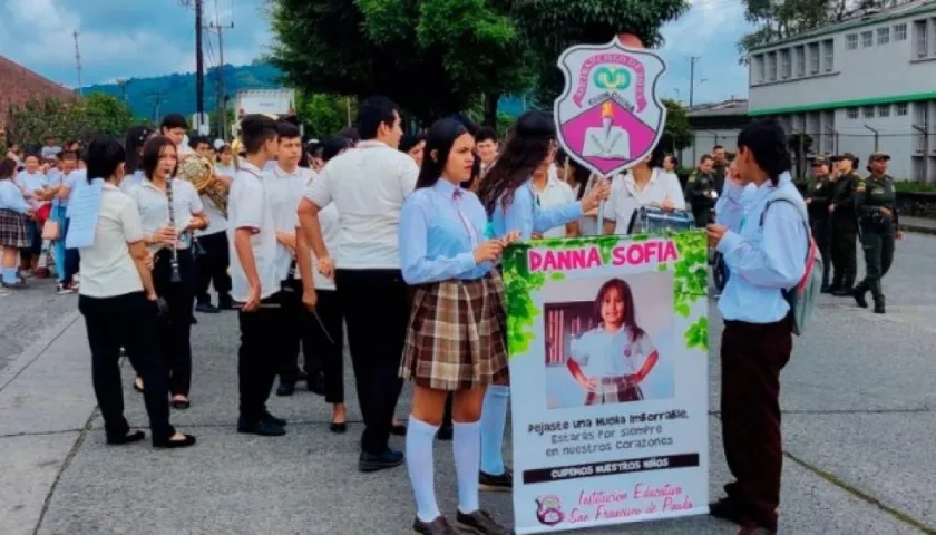 Marcha de estudiantes de Chinchiná, Caldas, por la muerte de la pequeña Danna Sofía.