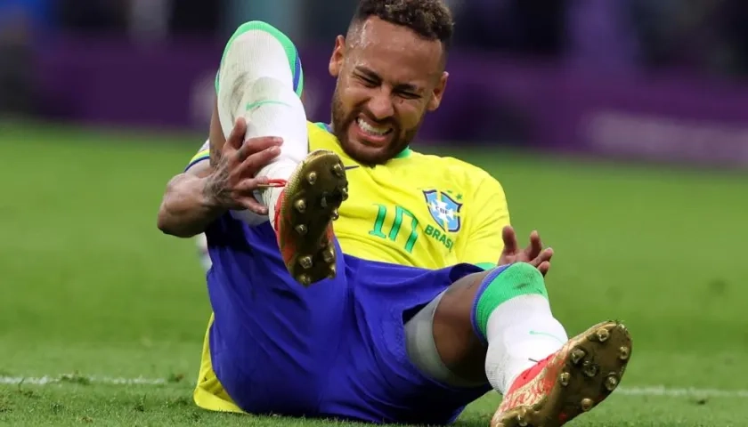 Neymar minutos después de la lesión.
