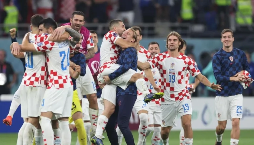 Los jugadores de Croacia celebran después de ganar el partido de fútbol por el tercer lugar de la Copa Mundial de la FIFA 2022 