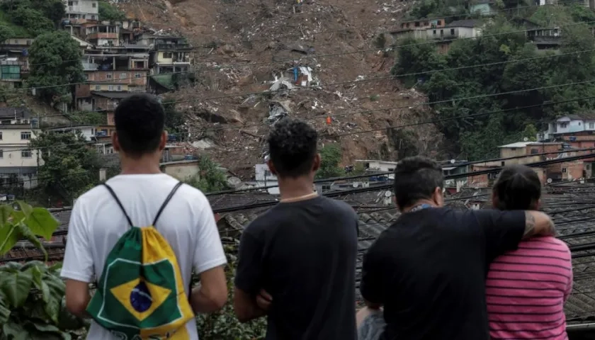 Varias personas observan la destrucción tras las fuertes lluvias del martes en el Morro de la Oficina, hoy, en la ciudad de Petrópolis, estado de Rio de Janeiro (Brasil). 