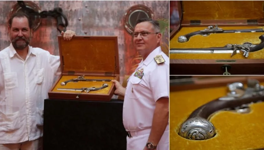 Ramón Pérez Maura (i), entrega al director del Museo Naval del Caribe, el contralmirante Javier Jaimes una réplica de dos pistolas que pertenecieron al almirante español Blas de Lezo.