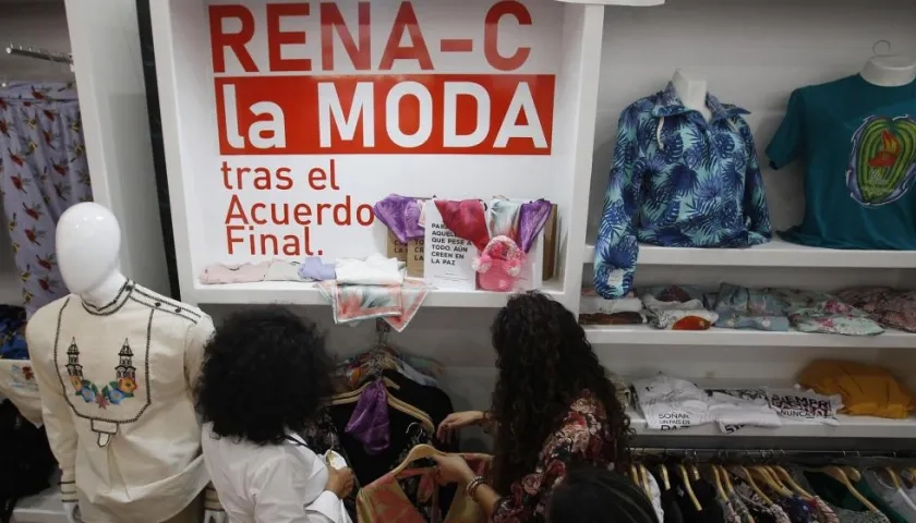 Personas observan ropa en el stand de Rena-C en Colombiatex + Colombiamoda.