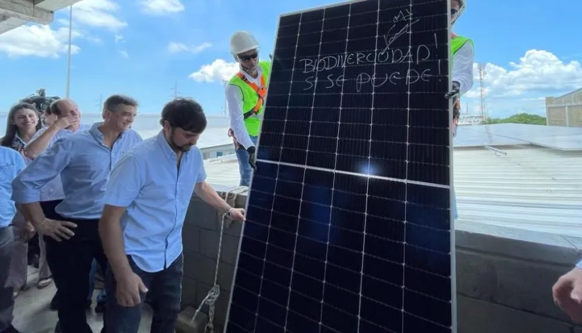 Alcalde Jaime Pumarejo revisando uno de los páneles solares.