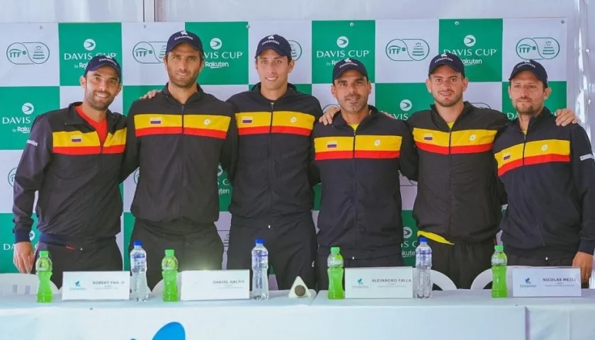 Alejandro Falla con sus dirigidos de la Copa Davis. 