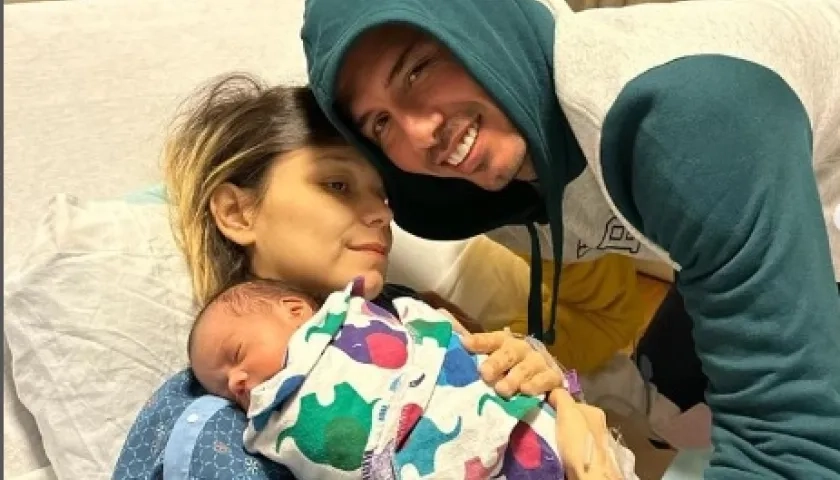 Paula Durán y Sergio Vega con Juan José, el terrce hijo que nació en noviembre pasado.