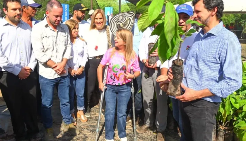 La gobernadora Elsa Noguera en el inicio del proyecto para sembrar cacao en Suan y Santa Lucía, sur del Atlántico.