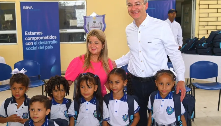 El presidente del BBVA, Mario Pardo, y la gobernadora Elsa Noguera, en la entrega de 1.000 kits escolares en el Colegio Gabriel Segura del Municipio de Soledad por parte de esta entidad bancaria.