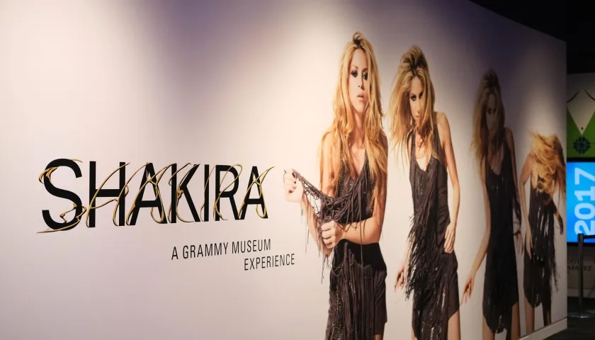Fotografía del cartel de la exposición "Shakira Shakira: The Grammy Museum Experience", en el Museo de los Grammy de Los Ángeles, California 