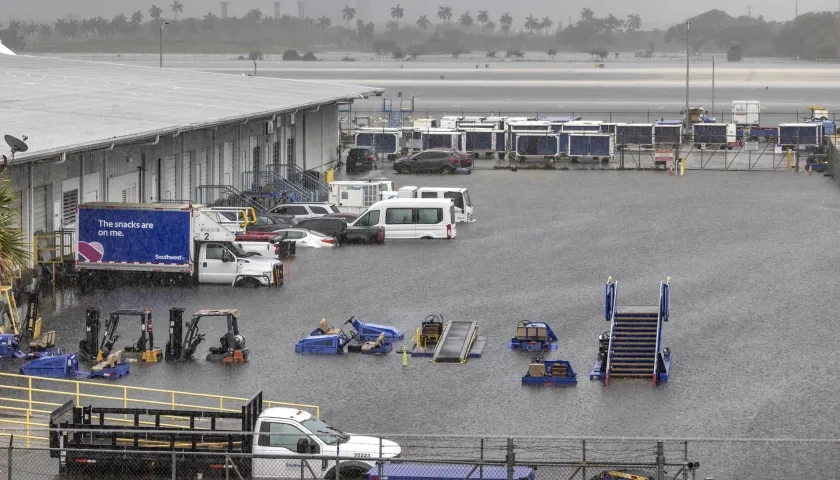 Las lluvias inundaron la pista del aeropuerto de Fort Lauderdale y otras áreas.