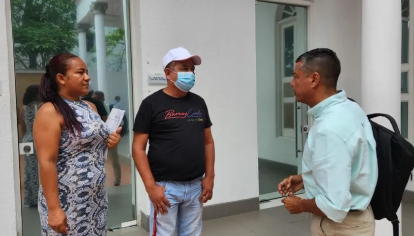 Gabriel Guzmán es atendido en la Personería por el coordinador de Salud, Wilson Llanos.