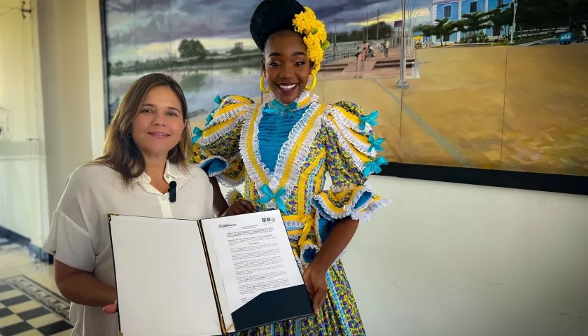 María José Casseres recibiendo el decreto para representar a la ciudad en el Imperialato Nacional de Cumbia.