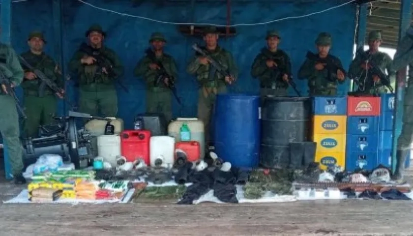 Personal de Fuerza Armada Nacional Bolivariana con el material incautado