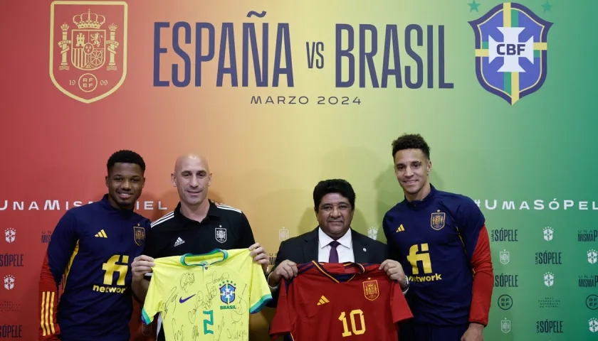 Ansu Fati, Luis Rubiales (RFEF), Ednaldo Rodrigues (CBF) y Rodrigo Morenodurante la presentación del partido entre España y Brasil.