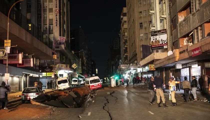Estragos en calle de Sudáfrica por explosión.