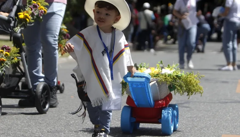 Niños participan en la edición 34 del Desfile de Silleteritos.