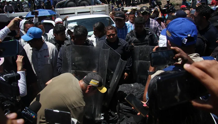 Manifestantes liberan hoy a funcionarios en el municipio de Chilpancingo en el estado de Guerrero (México).