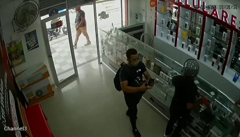 Ladrones en moto robaron tienda de tecnología en el Centro.